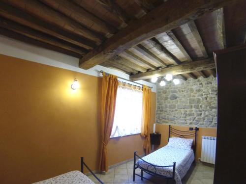a room with two beds and a window at Agriturismo il Tiglio in Coreglia Antelminelli