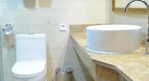 Ένα μπάνιο στο GreenTree Inn High-tech Zone Shandong University Bathing Beach Hotel