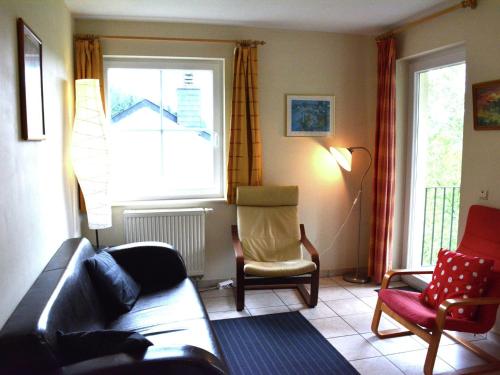 uma sala de estar com um sofá e duas cadeiras e uma janela em Hill View Apartment in Bouillon with Terrace em Bouillon