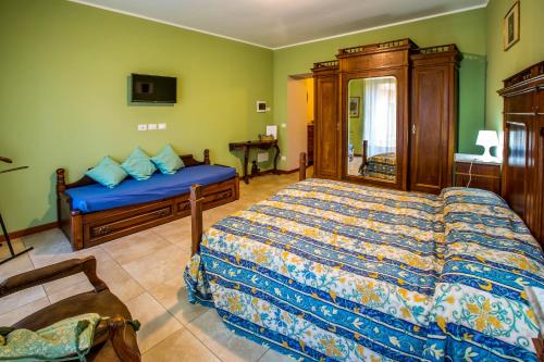 a bedroom with two beds and green walls at Villa Pizzen Longhi in Invorio Inferiore