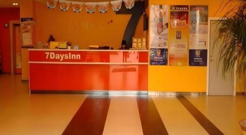 a txximim counter in a building with aasteryasteryasteryasteryastery at 7 Days Inn Shantou Chenghai in Shantou