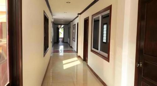 a hallway of a house with a hallwayngthngthngthngthngthngthngthngth at Khamsaner Hotel in Vientiane