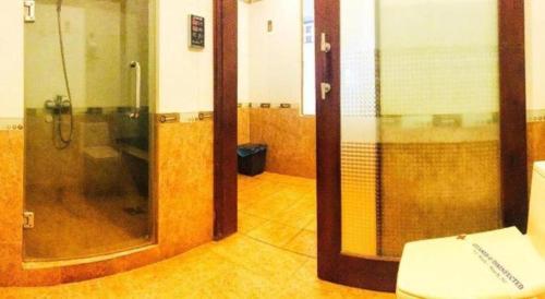 Bilik mandi di Whale Ocean View Hotel