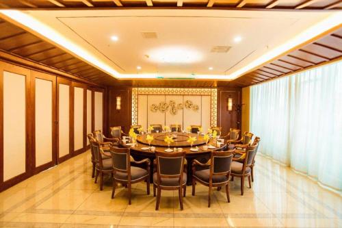 a large dining room with a table and chairs at Yanji Yanbian International Hotel in Yanji