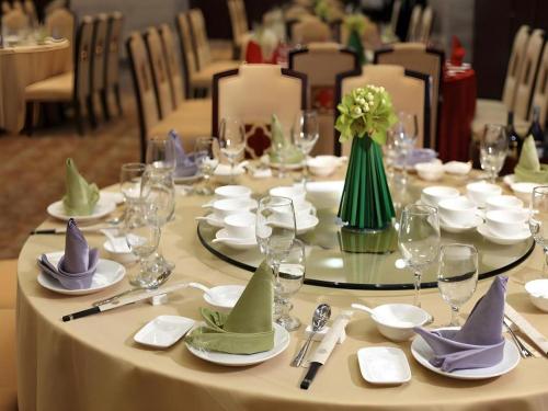 a long table with hats and napkins on it at SUN Yat-sen university Hotel and Conference Centre in Guangzhou