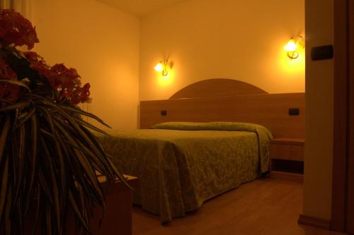 Ένα ή περισσότερα κρεβάτια σε δωμάτιο στο Hotel Denny
