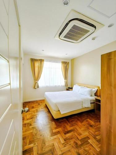 a bedroom with a white bed and a window at Awesome Hotel in San Juan