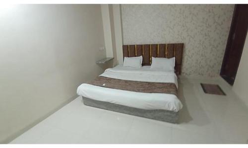 Ένα ή περισσότερα κρεβάτια σε δωμάτιο στο FabHotel Elite Inn I