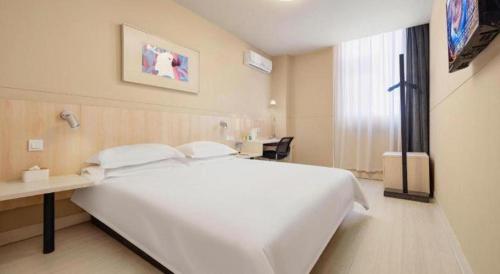 Un ou plusieurs lits dans un hébergement de l'établissement JinJiang Inn Datong Pingchengqiao