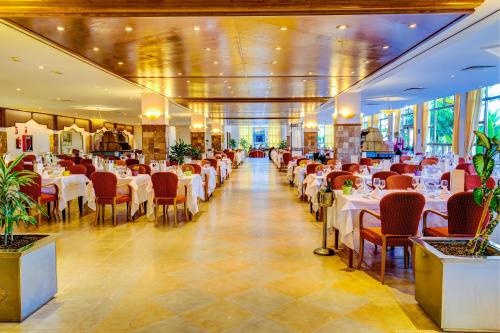a dining room with tables and chairs in a restaurant at SBH Costa Calma Palace Thalasso & Spa in Costa Calma