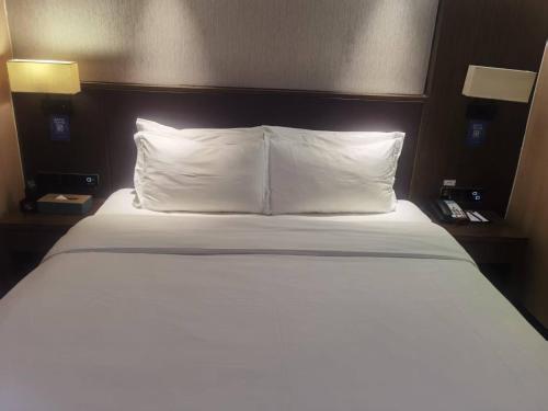Chaoman Hotel, Tianhe Sports Center, East Railway Station Subway Stationにあるベッド