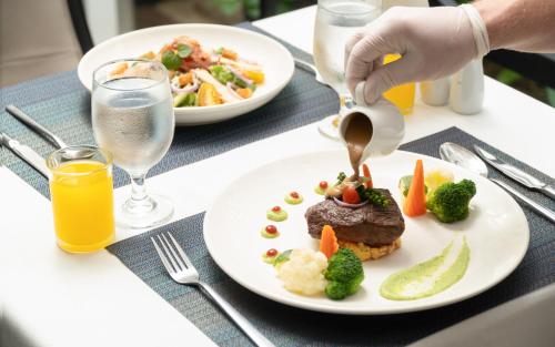 ホテルの敷地内または近くでの食事または食べ物