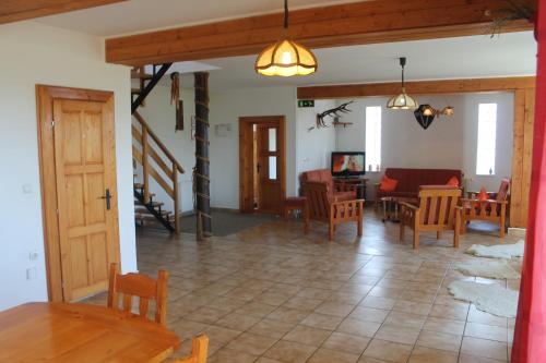 a living room with a table and chairs at Pensiunea Pestera in Peştera