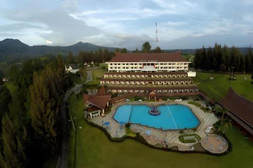 an aerial view of a large building with a swimming pool at Hotel Niagara Parapat in Parapat