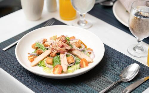 ホテルの敷地内または近くでの食事または食べ物
