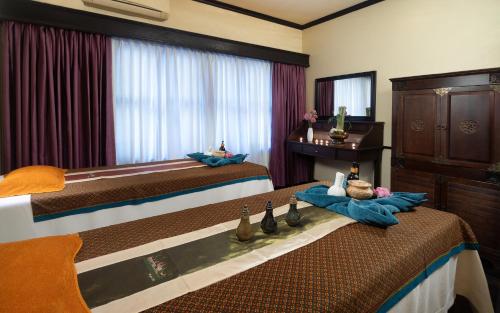 Postel nebo postele na pokoji v ubytování Le Grande Indochine Hotel