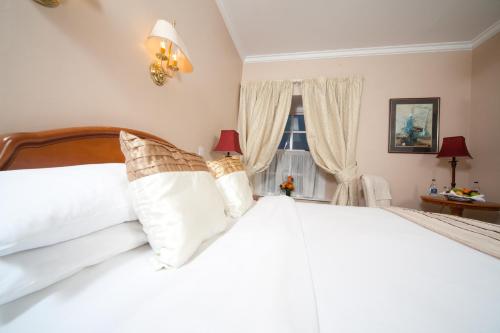 Postel nebo postele na pokoji v ubytování Darnley Lodge Hotel