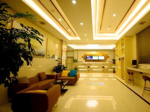 GreenTree Inn Zhangjiagang Yangshe Old Street Stadiumにあるテレビまたはエンターテインメントセンター