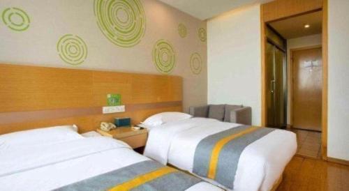 Cama o camas de una habitación en GreenTree Inn Shanghai National Convention and Exhibition Center Huaxiang Road