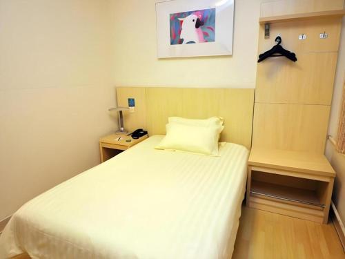 Postel nebo postele na pokoji v ubytování Jinjiang Inn Zhoushan Putuo Shenjiamen