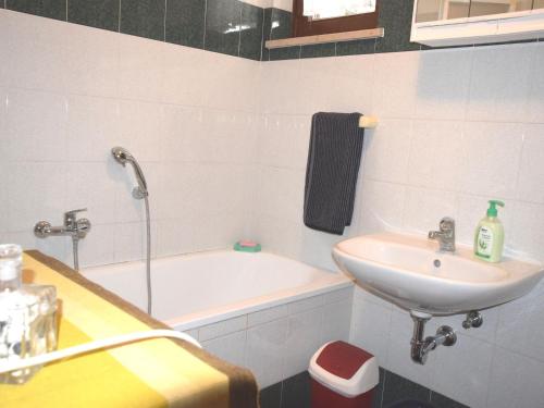 Ένα μπάνιο στο Holiday Home in Banjole near Adriatic Beach