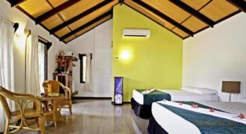 Una cama o camas en una habitación de Orator Hotel