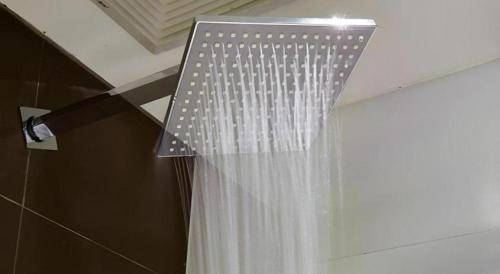 eine Dusche in einem Badezimmer mit Duschvorhang in der Unterkunft 7 Days Premium Nanjing Gaochun Beiling Road Branch in Chunxi