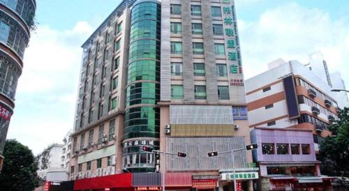 a tall building on a city street with traffic lights at GreenTree Alliance Shenzhen Shekou Sea World Hotel in Shenzhen