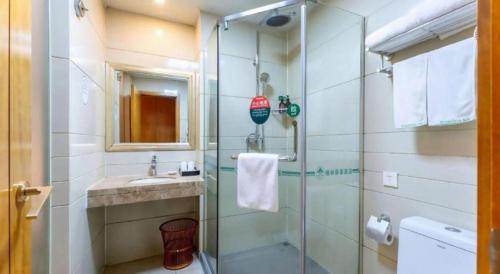 Ένα μπάνιο στο GreenTree Inn Shandong Taian Feicheng Xincheng Road Business Hotel