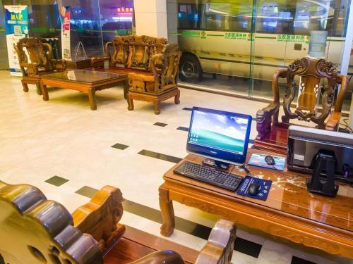 a table with a laptop computer on top of it at GreenTree Alliance Zhejiang Zhoushan Putuoshan Zhujiajian Scenic Spot Hotel in Zhoushan