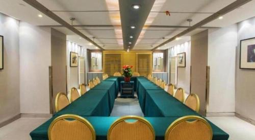 a long conference room with a green table and chairs at Jinjiang Inn Tianjin Station Jinwan Square in Tianjin