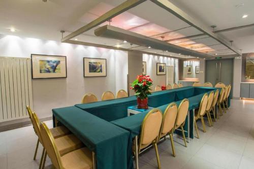 a conference room with a long table and chairs at Jinjiang Inn Tianjin Station Jinwan Square in Tianjin