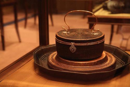 a brownasket sitting on a tray on a table at CS Pattani Hotel in Ban Ru Sa Mi Lae