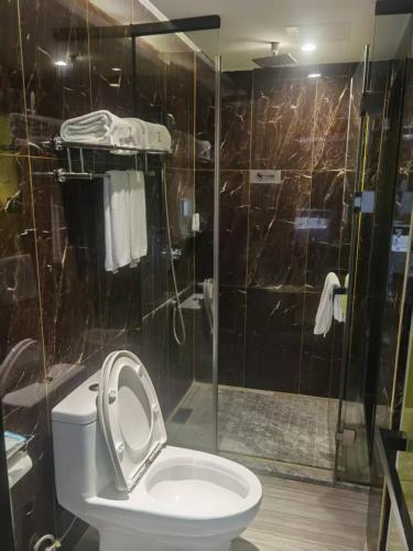 Chaoman Hotel, Tianhe Sports Center, East Railway Station Subway Stationにあるバスルーム