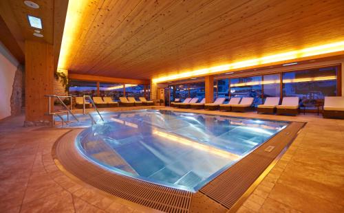 Der Swimmingpool an oder in der Nähe von Hotel Tirolerhof