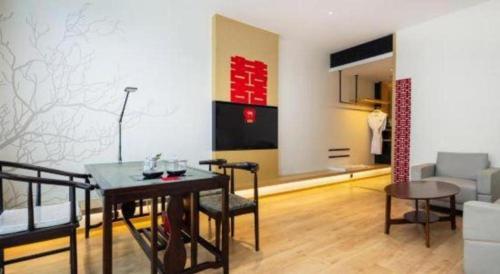 a living room with a table and a dining room at Fairfield by Marriott Baoding High-Tech Zone in Baoding