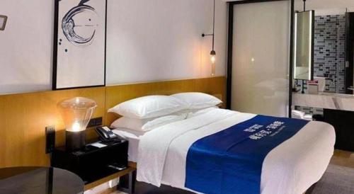 a hotel room with a bed and a glass table at Fairfield by Marriott Baoding High-Tech Zone in Baoding