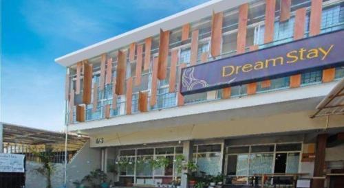 a dream stay sign on the side of a building at OYO 91531 Dreamstay 2 in Semarang
