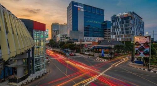 a busy city street with buildings and traffic at night at OYO 91531 Dreamstay 2 in Semarang