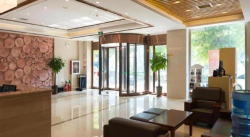 a lobby with a table and chairs in a building at GreenTree Inn Qinhuangdao Changli County Guangyuan Life Square Duanyang Street East Section in Qinhuangdao