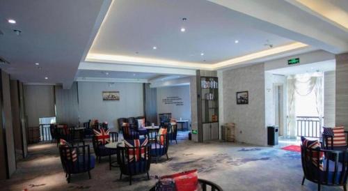 a lobby with chairs and tables in a room at Kyriad Marvelous Hotel Xiangyin Bus Station in Xiangyin
