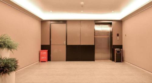 Galeriebild der Unterkunft Home Inns Plus Shanghai Xujiahui Branch in Shanghai