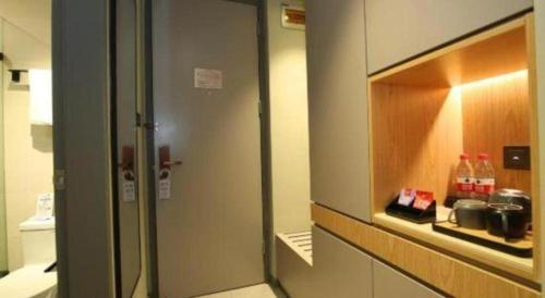 Ein Badezimmer in der Unterkunft Home Inns Plus Shanghai Xujiahui Branch