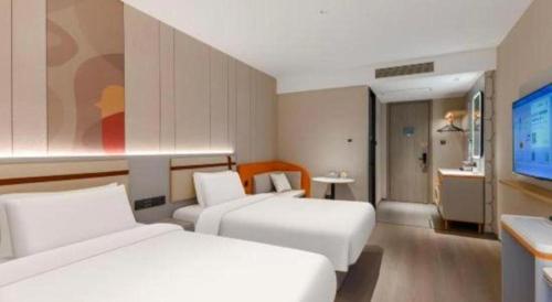 Ein Bett oder Betten in einem Zimmer der Unterkunft Home Inns Plus Shanghai Xujiahui Branch