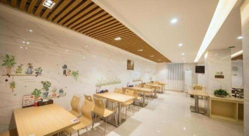 Μια τηλεόραση ή/και κέντρο ψυχαγωγίας στο GreenTree Inn Qingyuan Qinghe Avenue Branch