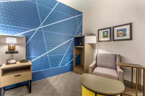 a waiting room with a chair and a desk at Comfort Suites Downtown Sacramento in Sacramento