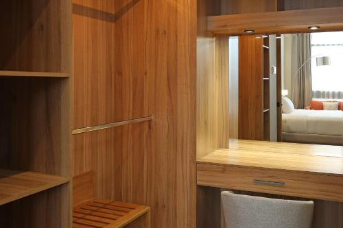 a room with a closet with a mirror at Clarion Hotel Real Tegucigalpa in Tegucigalpa