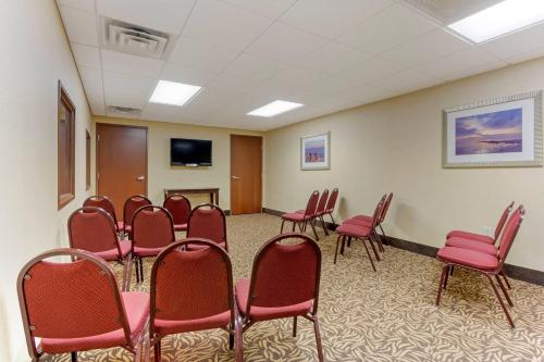 TV a/nebo společenská místnost v ubytování Comfort Suites Charleston West Ashley