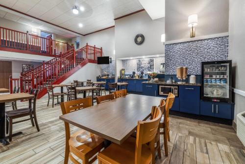 Ein Restaurant oder anderes Speiselokal in der Unterkunft AmericInn by Wyndham Mounds View Minneapolis 