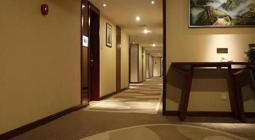 a hallway with a glass table in a building at Xiamen Airlines Quanzhou Hotel in Quanzhou